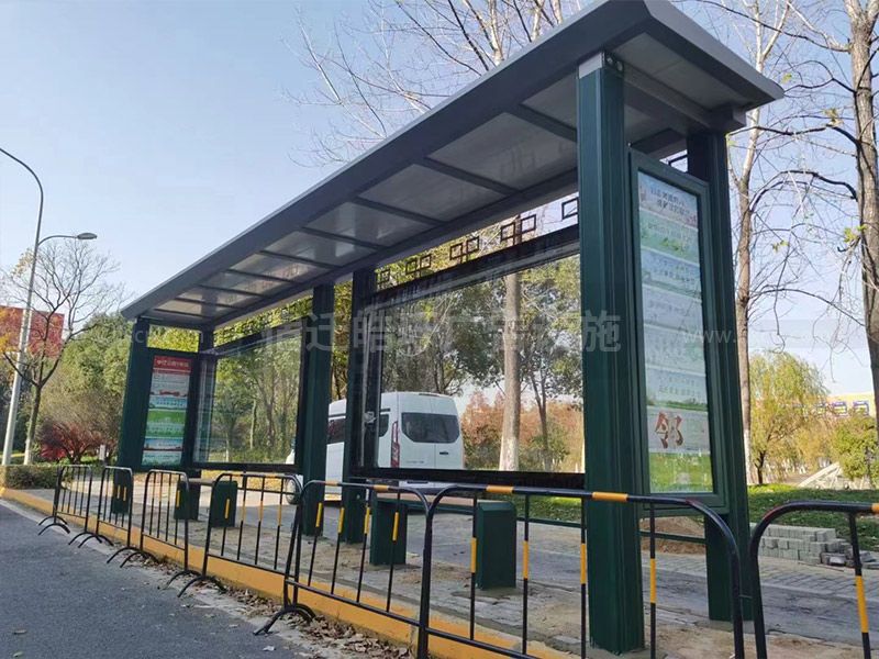 城市公交候車(chē)亭廠(chǎng)家現(xiàn)場(chǎng)安裝案例
